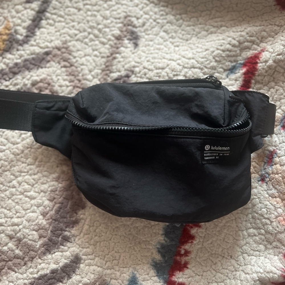 Lululemon clean lines belt bag